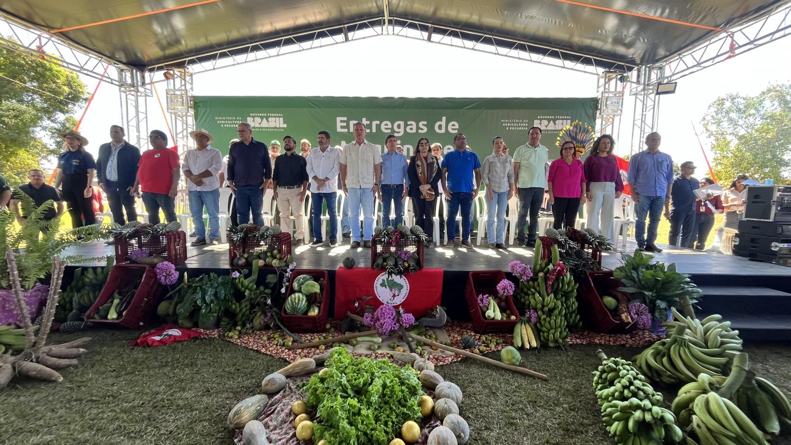 Deputado Barranco participa de entrega de máquinas para assentamentos de Tangará da Serra, Nova Olímpia, Campo Novo dos Parecis e Nortelândia