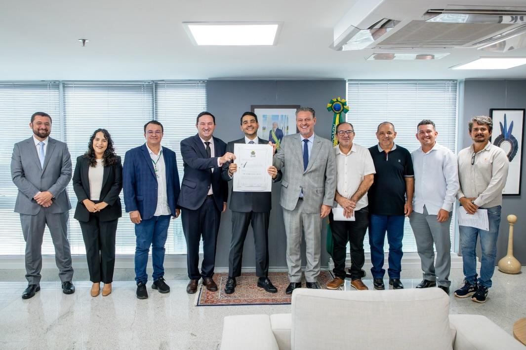 Deputado Barranco entrega Título de Cidadão Mato-Grossense ao ministro Jorge Messias e destaca compromisso com a democracia