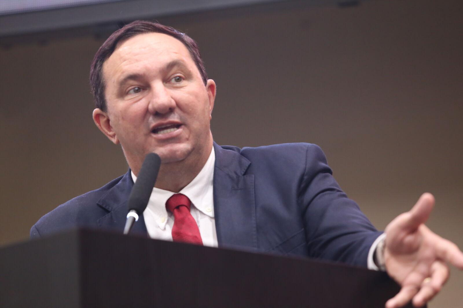 Barranco cobra troca urgente de grades após jovens ficarem presos em bueiros no Centro de Cuiabá