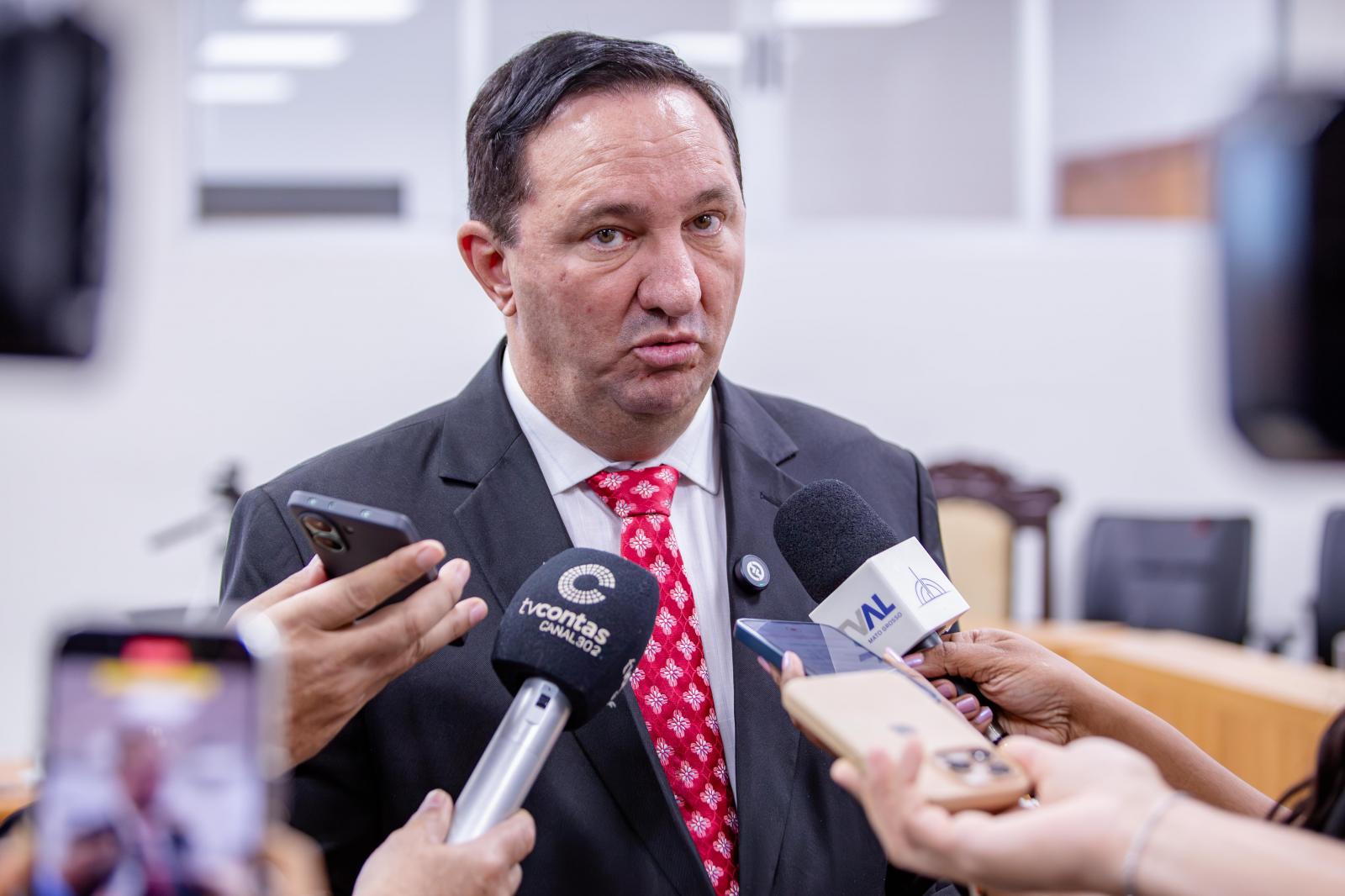 Deputado Valdir Barranco exige apuração rigorosa após MPF apontar elementos que ligariam o ex-governador Mauro Mendes a esquema de mercúrio ilegal